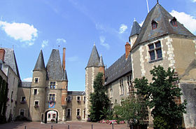 Château des Stuarts et hôtel de ville