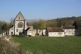 Vue d'ensemble de l'ancienne abbaye depuis l'ouest