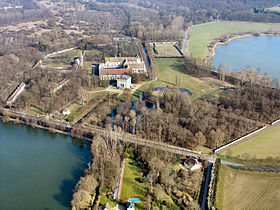 Vue aérienne de l'abbaye de Royaumont avec le Palais abbatial