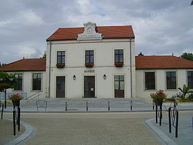 La façade de la mairie d’Abrest le 26 juillet 2010