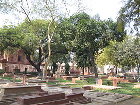 Tombes de type moghol dans le cimetière