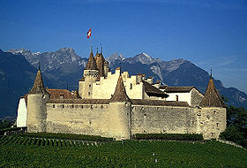 Le château d'Aigle avec en arrière-plan les montagnes du Chablais valaisan