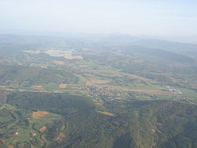 Aigues-Vives au premier plan, Léran au second plan et le barrage de Montbel au fond