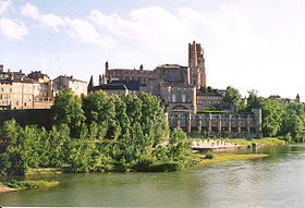 Panorama de la cité épiscopale d'Albi, vue depuis la rive droite du Tarn. Le palais de la Berbie est visible en surplomb de la rivière ; la cathédrale Sainte-Cécile est située en arrière-plan.