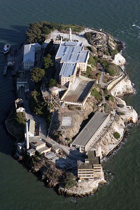Photographie aérienne de l'île d'Alcatraz dans la baie de San Francisco.