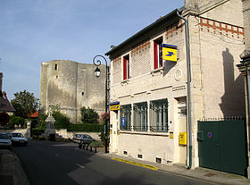 Le donjon, le monument aux morts, et la poste d'Ambleny