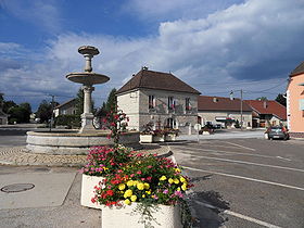 La place de la Mairie et la fontaine
