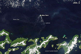 Image satellite du Batu Tara en éruption le 15 mars 2010 avec une partie des Petites îles de la Sonde en bas de l'image.