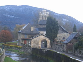 Église au centre du village