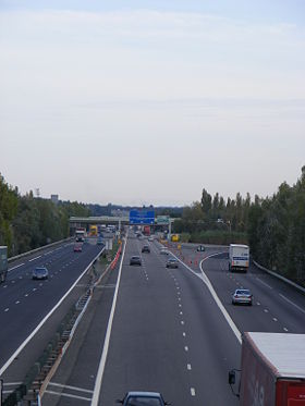 Photographie de la route A 7 : Échangeur de l'A7 (les trois voies de gauche) et de l'A9 (les deux voies de droite) à Orange avant la sortie 21