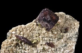 Axinite, St Christophe-en-Oisans (6cm)