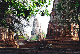 Ruines d'Ayutthaya en premier et second plan