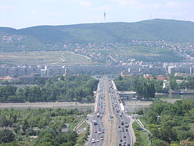 Vue de Óbuda et du Hármashatár-hegy avec le Árpád-híd chevauchant le Danube.