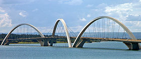Le pont Juscelino Kubitschek depuis la rive Est du lac Paranoá.
