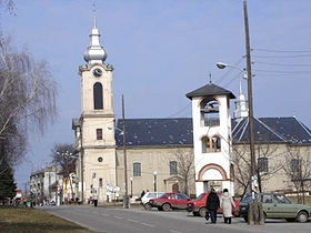 L'église catholique et le clocher de l'église orthodoxe à Bajmok