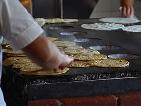 Les tortillas de maïs sont l'aliment de base de la cuisine mexicaine