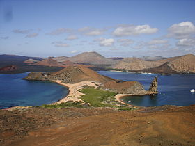 Vue de l'île Bartolomé (premier plan) et de l'île Santiago (second plan) depuis le sommet de l'île.