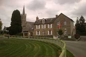 Le bourg de Baudre, avec la mairie et l'église Saint-Ouen