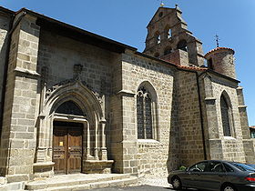 Église de Beauzac, avec portail de style gothique.