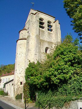 La tour de l'église Saint-Nicolas, à caractère défensif, date en partie du XIIe siècle.