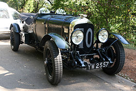 Une Bentley 4½ Litre stationnée au bord d'une route de campagne