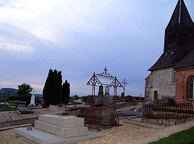 L'église, entourée de son cimetière, domine les environs.