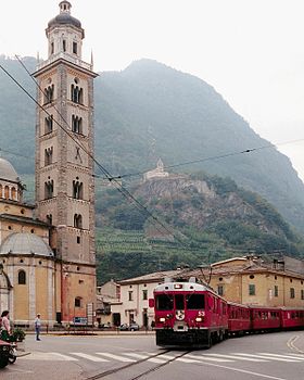 Le Bernina Express devant l'église de Tirano