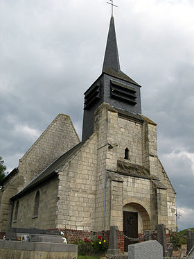 L'église de Bettencourt surplombe la route entre Airaines et Longpré-les-Corps-Saints