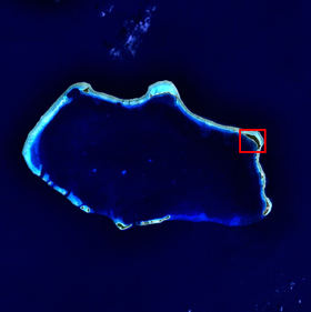 Atoll de Bikini avec l'île de Bikini encadrée en rouge d'après le satellite Landsat.