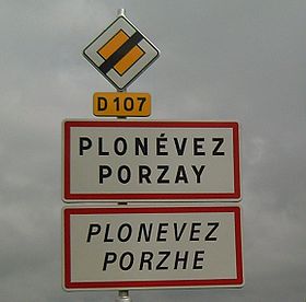 Bilingual road sign Plonévez-Porzay.jpg