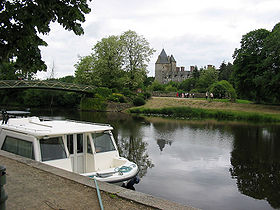 Les bords du canal de Nantes à Brest et le château de Blain.