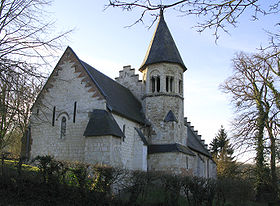 L'église de Blangy-sous-Poix est isolée, au bout du village