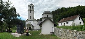 L'église orthodoxe de Blatnica et le monument aux combattants de la guerre de Bosnie-Herzégovine