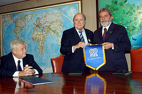 Joseph Blatter (gauche), Luís Inácio Lula da Silva (droite) et Ricardo Teixeira (assis) à Brasilia, 28 septembre 2006