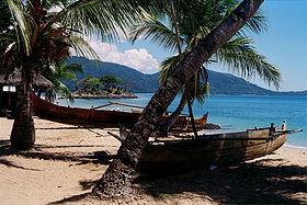 Pirogue sur la plage de Nosy Komba