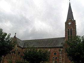 L'église de Bonneville, en brique, a la partie supérieure de ses côtés décorée d'un damier rouge et blanc, mettant en valeur l'ogive de chaque fenêtre, entre les contreforts