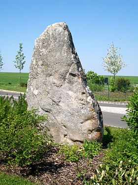 Menhir dit la Queuse de Gargantua, sur la D 330a.
