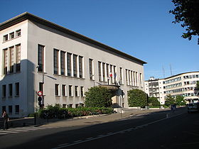 Vue de la partie de l'hôtel de ville sur l'avenue André-Morizet, hébergeant les services de la mairie.