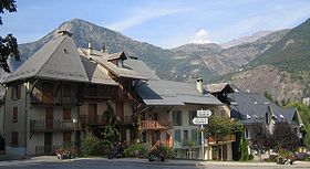 Le Bourg d'Oisans; au fond le massif des Grandes Rousses et l'Alpe d'Huez