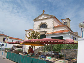 L'église de Brétignolles et la place centrale où a lieu le marché.