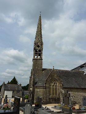 Le clocher et le flanc sud de l'église Notre-Dame.