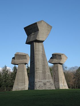 Les Trois poings, sculpture dans le parc mémoriel de Bubanj