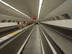 Budapešť, Moszkva tér, eskalátorový tunel stanice metra.jpg