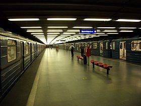 Le métro à Határ út.