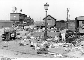 Bundesarchiv Bild 101I-383-0337-19, Frankreich, Calais, zerstörte Fahrzeuge.jpg