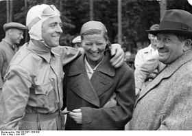 Bernd Rosemeyer (à gauche), Elly Beinhorn son épouse (au centre) et Ferdinand Porsche (à droite), en juin 1937.