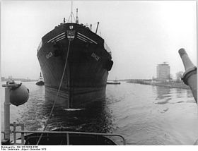 Bundesarchiv Bild 183-N0329-0306, Rostock, Tanker "Böhlen".jpg