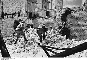 Infanterie soviétique progressant dans Stalingrad en ruines