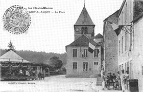 Carte postale ancienne de la place du village