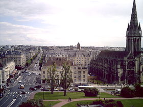 La « Voie triomphale » (avenue du Six-Juin) et l'église Saint-Pierre, vue prise depuis le château.